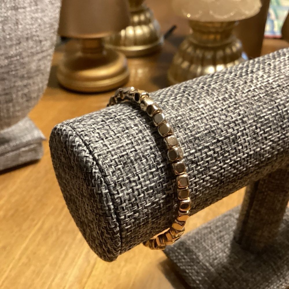 Another Great Set of 2 Stretchable Bracelets. - Picture 8 of 12